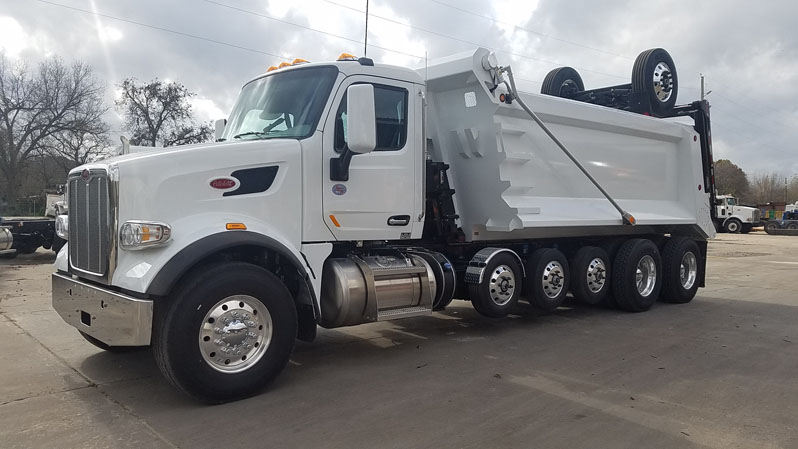 Peterbilt 567 Super Dump - Driver Side Axles Up