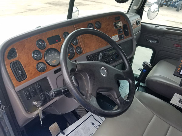 Peterbilt Tandem Strong Box - Interior Dash