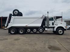 Peterbilt Super Dump - Passenger Side Axles Up